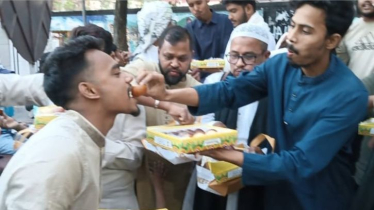 শেখ হাসিনার ফাঁসির রায়ে এনসিপির মিষ্টি বিতরণ শেখ হাসিনার ফাঁসির রায়ে এনসিপির মিষ্টি বিতরণ