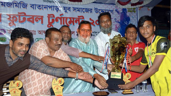 সিদ্ধিরগঞ্জে মিনিবার ফুটবল টুর্নামেন্টের পুরস্কার বিতরণ