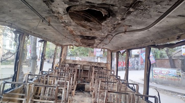 ইসদাইরে দুর্বৃত্তের আগুনে পুড়ল বাস