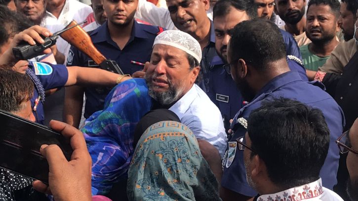 প্যারোলে মুক্তি পেয়ে স্ত্রীর জানাজায় অংশ নিলেন সাবেক কাউন্সিলর মতি প্যারোলে মুক্তি পেয়ে স্ত্রীর জানাজায় অংশ নিলেন সাবেক কাউন্সিলর মতি