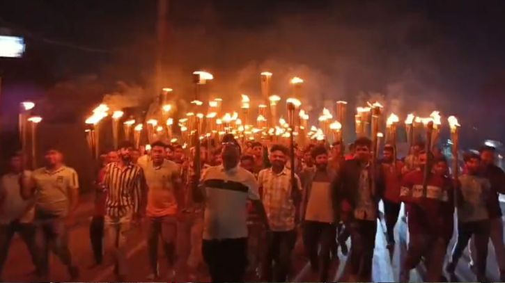 মান্নানের প্রার্থীতা বাতিলের দাবিতে এবার সিদ্ধিরগঞ্জে মশাল মিছিল