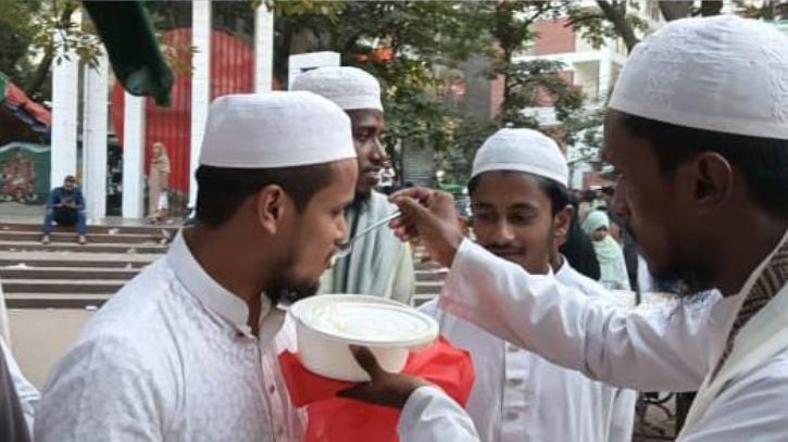 বাংলাদেশ খেলাফত ছাত্র মজলিসের মিষ্টি বিতরণ ও আনন্দ মিছিল