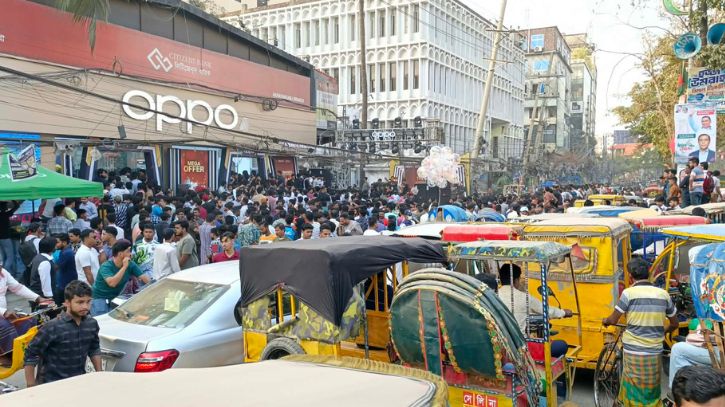 ফুটপাত ও রাস্তা দখল করে অপ্পো শো-রুম উদ্বোধন, তীব্র যানজট