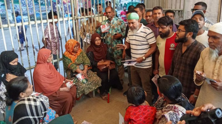 আমলাপাড়ায় মাসুদুজ্জামানের পক্ষে গণসংযোগ ও লিফলেট বিতরণ