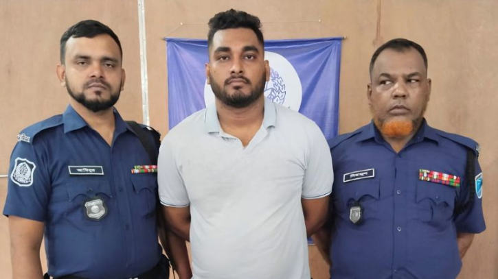 আড়াইহাজারে বিদেশি পিস্তল ও গুলিসহ যুবক গ্রেফতার