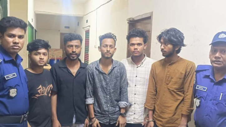 গভীর রাতে নিষিদ্ধ সংগঠন ছাত্রলীগের মশাল মিছিল, আটক ৫ গভীর রাতে নিষিদ্ধ সংগঠন ছাত্রলীগের মশাল মিছিল, আটক ৫