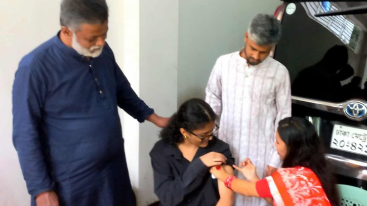 মেয়েকে টিকা দিয়ে খোরশেদ বললেন, ‘টাইফয়েডের টিকা শতভাগ নিরাপদ’