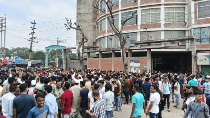 লারিজ ফ্যাশনে অসুস্থ শ্রমিককে ছুটি না দেওয়ায় মৃত্যুর অভিযোগ-অবরোধ