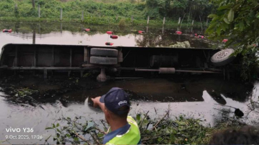 বন্দরে যাত্রীবাহী বাস খাদে পড়ে আহত ১০