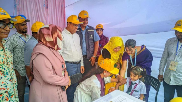 সন্তানকে টিকা দিয়ে ভীতি দূর করলেন নাসিক স্বাস্থ্য কর্মকর্তা