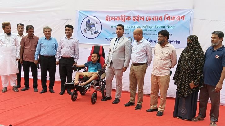 ডিসির সহায়তায় শারীরিক প্রতিবন্ধী মাহিন পেল ইলেকট্রিক হুইল চেয়ার ডিসির সহায়তায় শারীরিক প্রতিবন্ধী মাহিন পেল ইলেকট্রিক হুইল চেয়ার