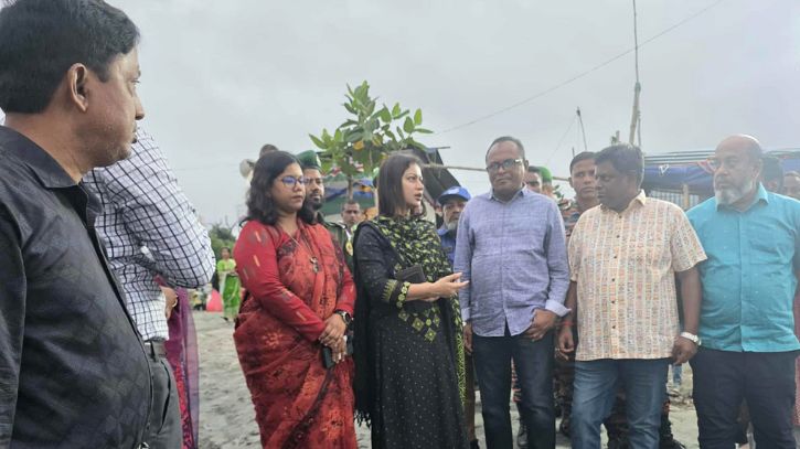 ফতুল্লায় প্রতিমা বিসর্জন ঘাট পরিদর্শনে প্রশাসনের কর্মকর্তারা
