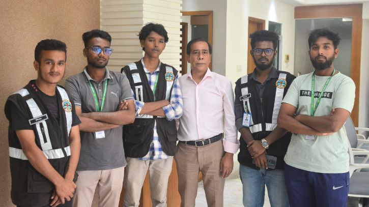 যানজট নিরসনে স্বেচ্ছাসেবকদের ওপর হামলায় উদ্বেগ মাসুদুজ্জামানের যানজট নিরসনে স্বেচ্ছাসেবকদের ওপর হামলায় উদ্বেগ মাসুদুজ্জামানের