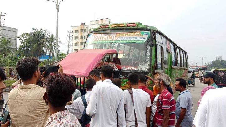 মৌমিতা বাসের ধাক্কায় নিহত ১:  চালক-হেলপারকে মারধর, বাসে আগুন