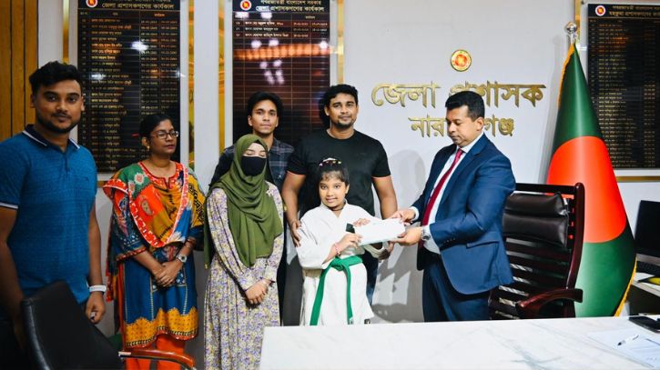 ক্ষুদে কারাতেদের পাশে জেলা প্রশাসক জাহিদুল ইসলাম মিঞা ক্ষুদে কারাতেদের পাশে জেলা প্রশাসক জাহিদুল ইসলাম মিঞা