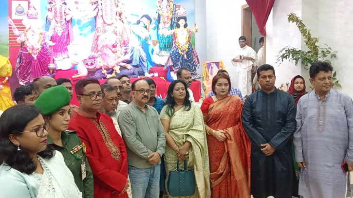নারায়ণগঞ্জে মণ্ডপ পরিদর্শনে এসে সন্তোষ প্রকাশ বিভাগীয় কমিশনারের