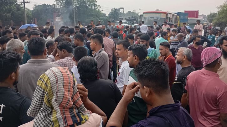 রূপগঞ্জে বকেয়া বেতনের দাবিতে শ্রমিক বিক্ষোভ, মহাসড়ক অবরোধ রূপগঞ্জে বকেয়া বেতনের দাবিতে শ্রমিক বিক্ষোভ, মহাসড়ক অবরোধ