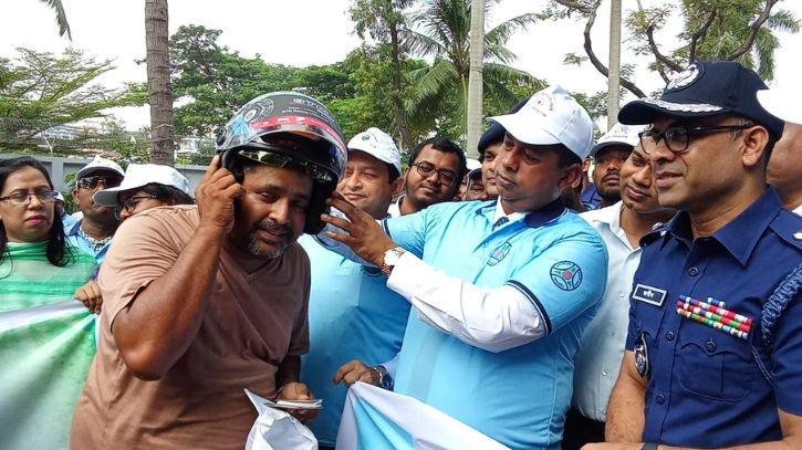 সড়কে গতি নিয়ন্ত্রণ ও জীবনরক্ষায় হেলমেট ব্যবহারের আহ্বান ডিসি-এসপির সড়কে গতি নিয়ন্ত্রণ ও জীবনরক্ষায় হেলমেট ব্যবহারের আহ্বান ডিসি-এসপির