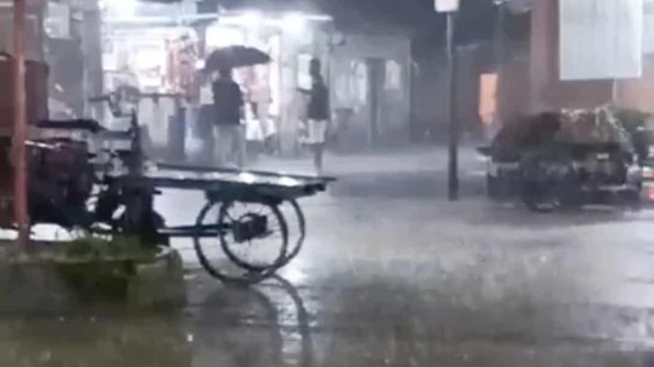 অতিরিক্ত বৃষ্টিপাতে বন্দরের নিম্নাঞ্চলে জলাবদ্ধতা অতিরিক্ত বৃষ্টিপাতে বন্দরের নিম্নাঞ্চলে জলাবদ্ধতা