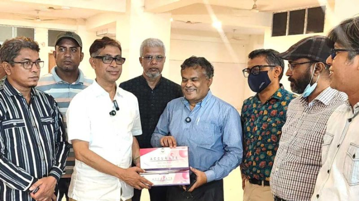 ৩০০ শয্যা হাসপাতালে ডেঙ্গু কিট প্রদান করলেন মামুন মাহমুদ ৩০০ শয্যা হাসপাতালে ডেঙ্গু কিট প্রদান করলেন মামুন মাহমুদ
