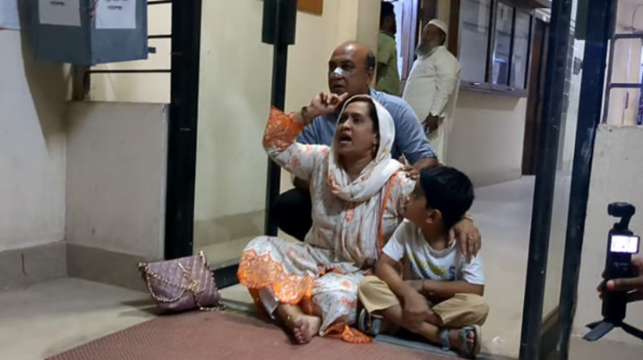 মারধরের অভিযোগে মামলা না নেওয়ায় পরিবারসহ থানায় অবস্থান মারধরের অভিযোগে মামলা না নেওয়ায় পরিবারসহ থানায় অবস্থান