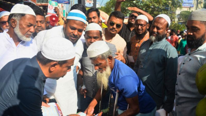 চাষাড়ায় জুমার নামাজ শেষে ৩১ দফা প্রচারণায় মাসুদুজ্জামান চাষাড়ায় জুমার নামাজ শেষে ৩১ দফা প্রচারণায় মাসুদুজ্জামান