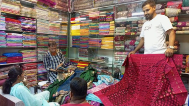 ছুটিরদিনে জমে উঠেছে পূজার কেনাকাটা