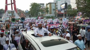 ছাদখোলা গাড়িতে হেফাজত নেতা ফেরদাউসুরের শোডাউন