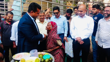 সংগ্রামী শতবর্ষী ফজিলাতুন্নেছার পাশে দাঁড়ালেন জেলা প্রশাসক