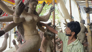 দুর্গাপূজা: প্রতিমা তৈরির ব্যস্ততায় মৃৎ শিল্পীরা