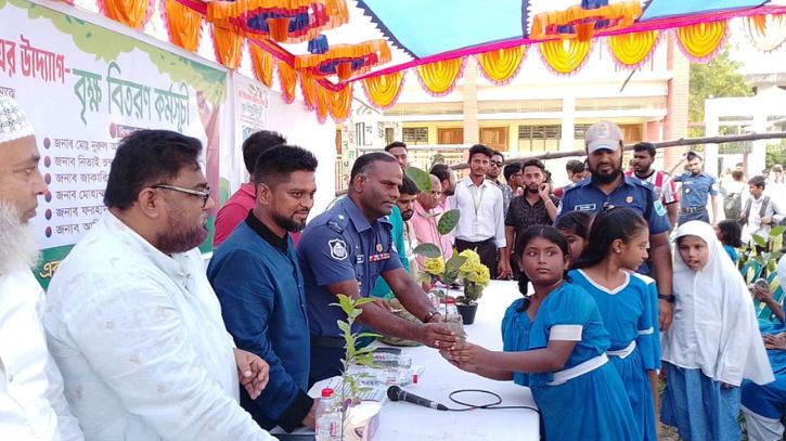 সোনারগাঁয়ে রেনেসাঁ ইন্টারন্যাশনাল ফাউন্ডেশনের বৃক্ষ বিতরণ কর্মসূচি