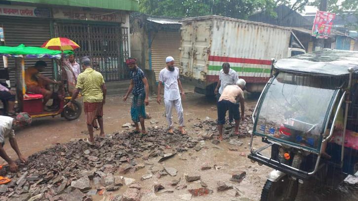 রিয়াদ চৌধুরীর সহযোগিতায় পোস্ট অফিস-শিবু মার্কেট সড়ক সংস্কার