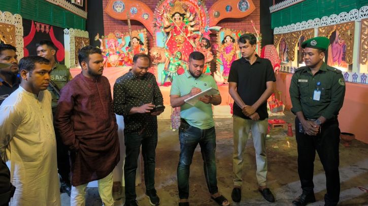 আড়াইহাজারে রাতভর পূজা মন্ডপে ইউএনও’র নির্ঘুম তদারকি