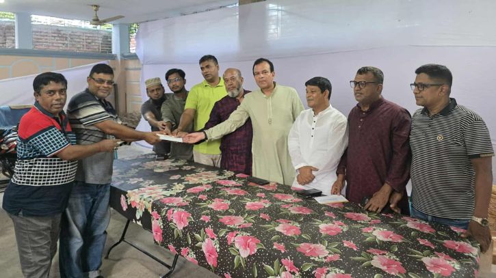ফতুল্লার ১০টি মন্দিরে রিয়াদ চৌধুরীর আর্থিক সহায়তা