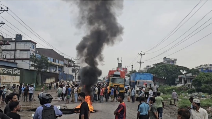 বকেয়া বেতনের দাবিতে রূপগঞ্জে মহাসড়ক অবরোধ