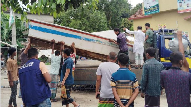আড়াইহাজারে নৌপথে চাঁদাবাজির চেষ্টা, স্থানীয়দের ধাওয়ায় পালালো দুর্বৃত্তরা