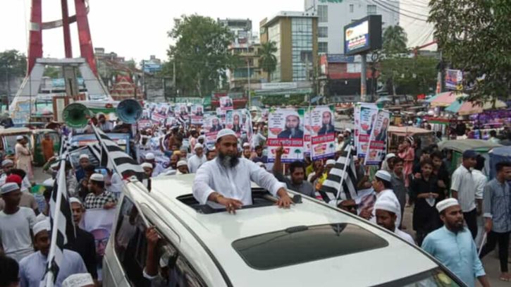 ছাদখোলা গাড়িতে হেফাজত নেতা ফেরদাউসুরের শোডাউন ছাদখোলা গাড়িতে হেফাজত নেতা ফেরদাউসুরের শোডাউন