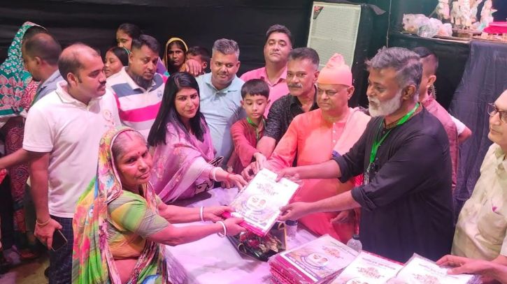 পূজার উপহার সামগ্রী বিতরণ খোরশেদের