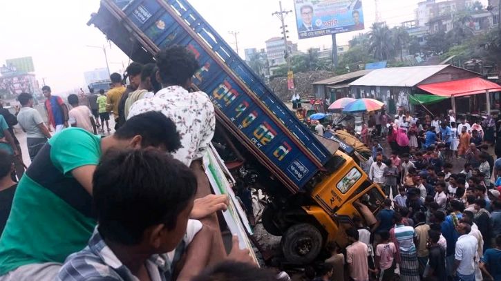 ওভারপাস থেকে পড়া ট্রাক চাপায় রিকশা চালক নিহত
