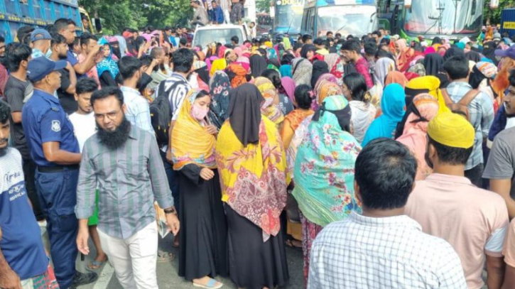 সোনারগাঁয়ে মিলাদুন্নবীর ছুটির দাবিতে শ্রমিকদের সড়ক অবরোধ সোনারগাঁয়ে মিলাদুন্নবীর ছুটির দাবিতে শ্রমিকদের সড়ক অবরোধ
