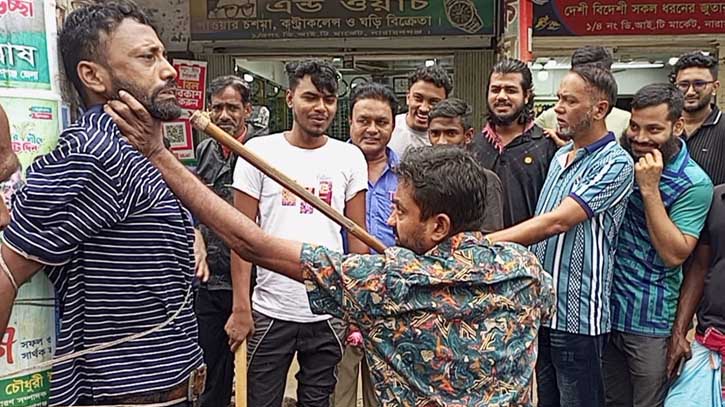 জুতা চুরির অভিযোগে বৈদ্যুতিক খুঁটিতে বেঁধে মারধর
