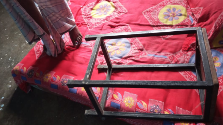 ফ্যানে ঝুলছিলেন যুবক, খাটে স্ত্রী-সন্তানের লাশ ফ্যানে ঝুলছিলেন যুবক, খাটে স্ত্রী-সন্তানের লাশ