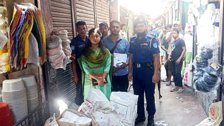 দিগুবাবুর বাজারে ৫ প্রতিষ্ঠানকে জরিমানা, ৮০৪ কেজি পলিথিন জব্দ দিগুবাবুর বাজারে ৫ প্রতিষ্ঠানকে জরিমানা, ৮০৪ কেজি পলিথিন জব্দ