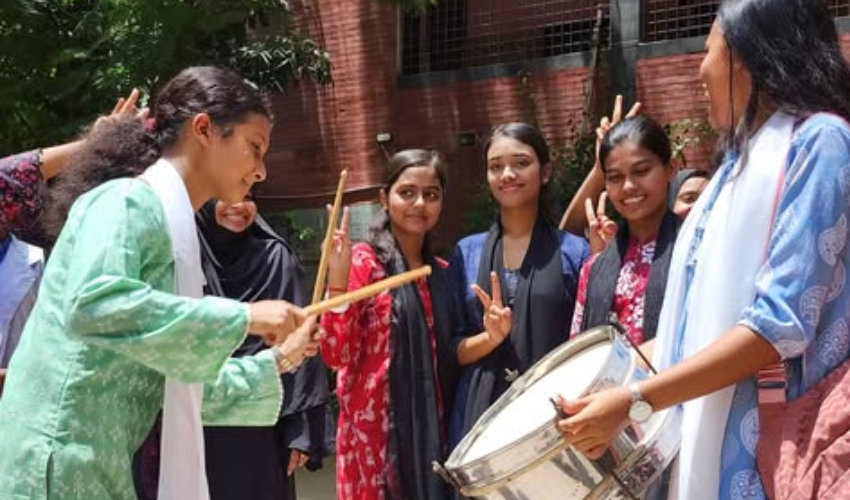 ভালো ফলাফলের আনন্দে স্কাউট ড্রাম বাজাচ্ছেন এসএসসি পরীক্ষার্থীরা