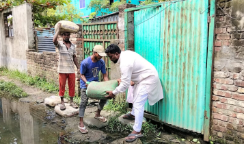 বন্দরে নিজ অর্থায়নে বালুর বস্তা ফেলে চলাচলের ব্যবস্থা করলেন ইউপি সদস্য পদপ্রার্থী