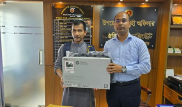 দৃষ্টি প্রতিবন্ধী শিক্ষার্থীর হাতে ল্যাপটপ তুলে দিলেন সদর ইউএনও