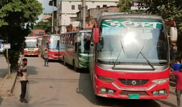ট্রাফিক বক্সের সামনেই সড়ক দখল করে উৎসব-বন্ধনের ‘দাদাগিরি’