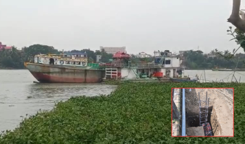 সরকারি রাস্তার ব্লক সরিয়ে ভাসমান তেল পাম্প, ঝুঁকিতে ওয়াকওয়ে