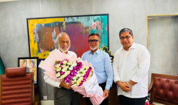 পল্লী উন্নয়ন ও সমবায়মন্ত্রী মঈন খানকে সাখাওয়াতের ফুলেল শুভেচ্ছা