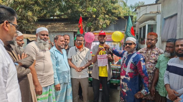 সড়ক দুর্ঘটনায় আহত অটোচালককে নতুন রিকশা দিলেন এমপি মান্নান